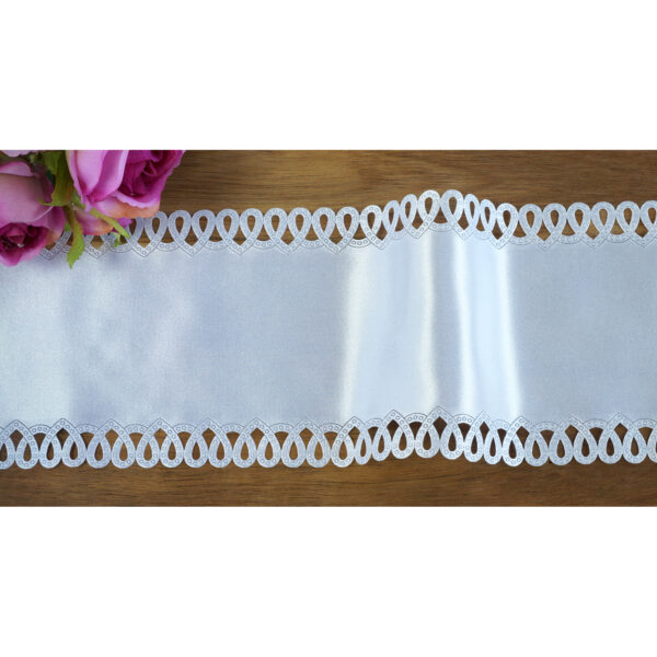 szeroka koronka z tkaniny atłasowej białej