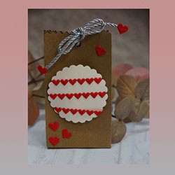 pudełko walentynkowe ozdobione serduszkami