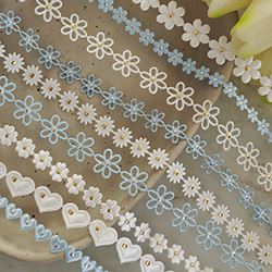 tasmy ozdobne z naklejonymi blaszkami na środku