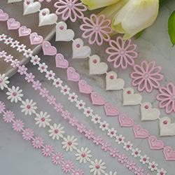 taśmy ozdobne z naklejonymi perełkami