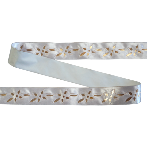 Biała satynowa wstążka do sukienki komunijnej ze złotym wzorem 30 mm KORINEX